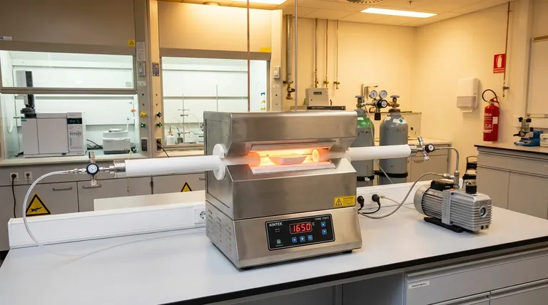 Perché i tubi al quarzo o allumina sono utilizzati nei forni a tubo? Vantaggi chiave per i processi ad alta temperatura