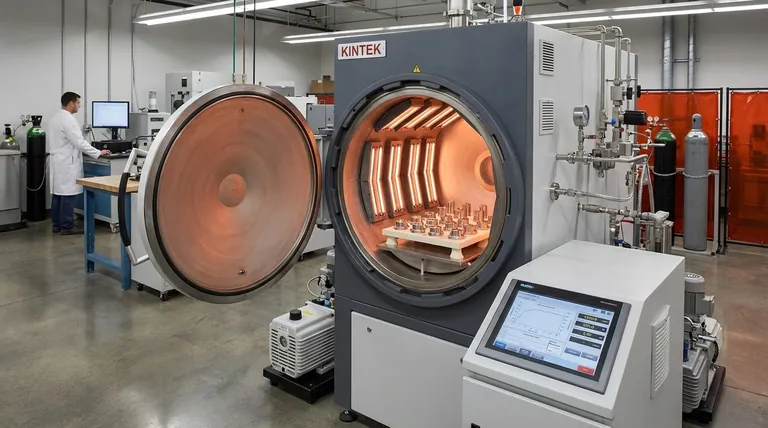 Wie gewährleisten kundenspezifische Vakuumöfen eine präzise Temperaturregelung? Erzielen Sie überragende thermische Gleichmäßigkeit für Ihr Labor