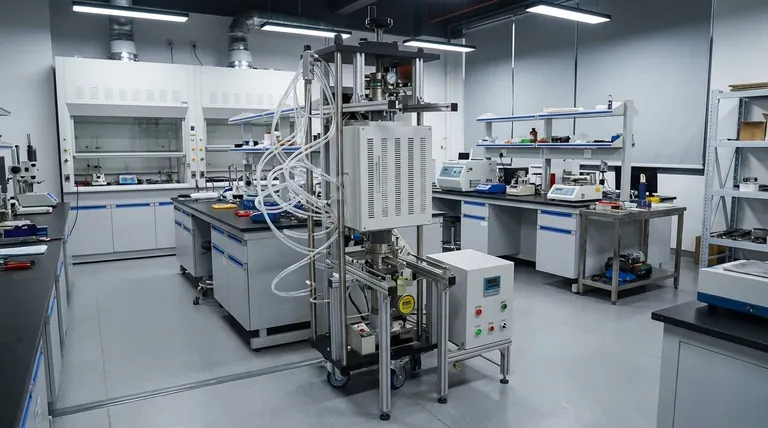 Quels sont les principaux avantages des fours de frittage sous presse à chaud sous vide ? Obtenez une densité et une pureté supérieures des matériaux