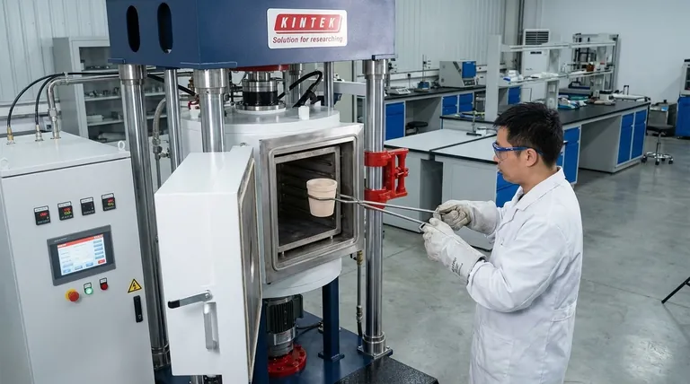 Welche Vorsichtsmaßnahmen sollten beim Umgang mit Proben in einem Vakuumofen getroffen werden? Gewährleisten Sie Sicherheit und Präzision in Ihrem Labor