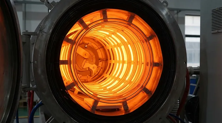 Quel est le rôle des matériaux isolants dans un four sous vide ? Améliorez l'efficacité et la précision du traitement à haute température