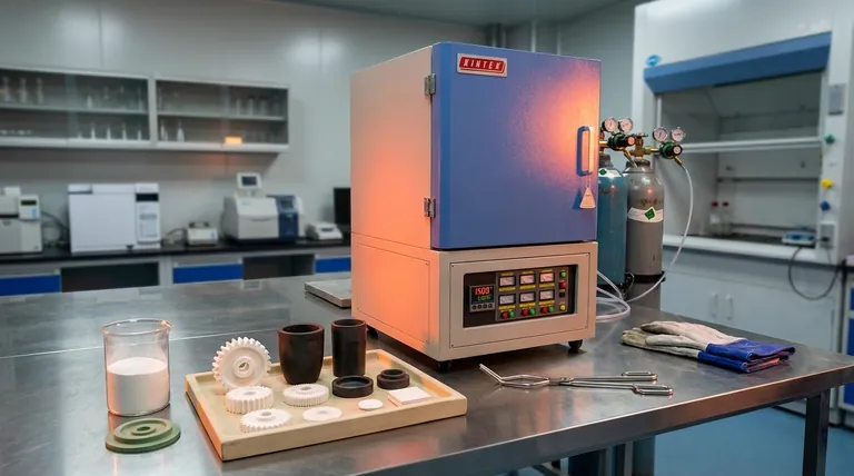 Comment les fours à moufle contribuent-ils à la production de céramiques techniques ? Obtenez des céramiques denses de haute pureté avec précision