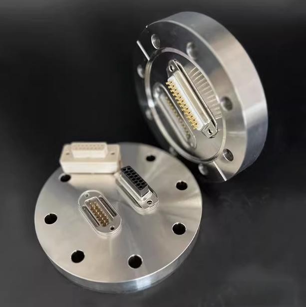 Single port aviation plug vacuum connector on a small flange