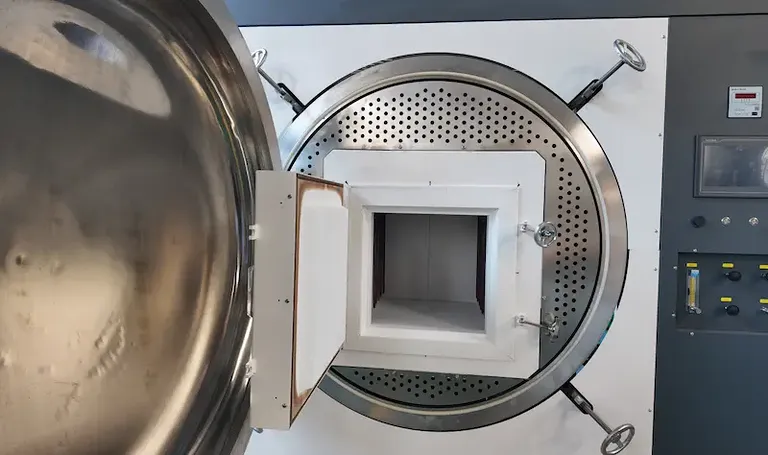 Im Inneren der Kammer eines Vakuum-Schmelzofens